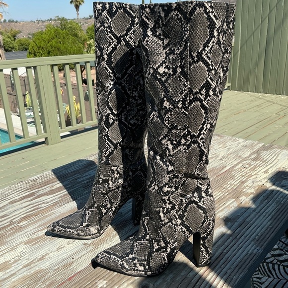 Steve Madden Rouge Black & White Snakeskin Block Heel Knee High Boots, Size 7.5 - Picture 8 of 12